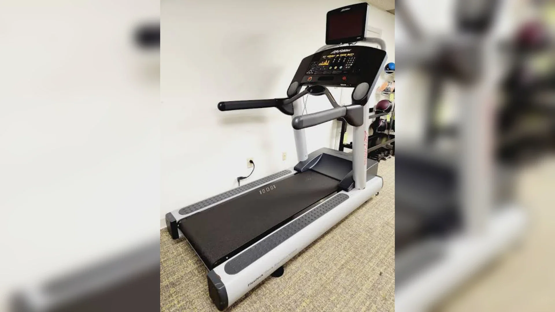 [RENT] Life Fitness CLST Treadmill. Only 997/month + VAT - Image 5